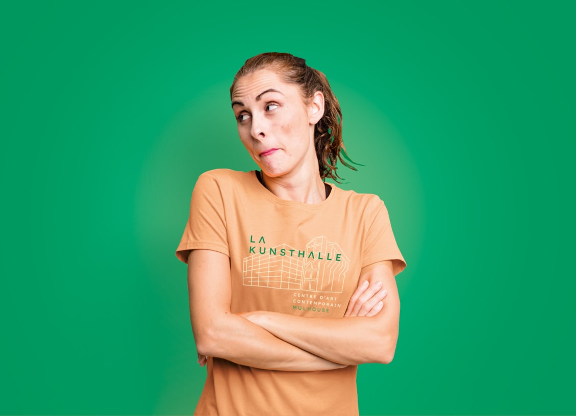 T-shirt of Kunsthalle orange pastel front view worn by a woman